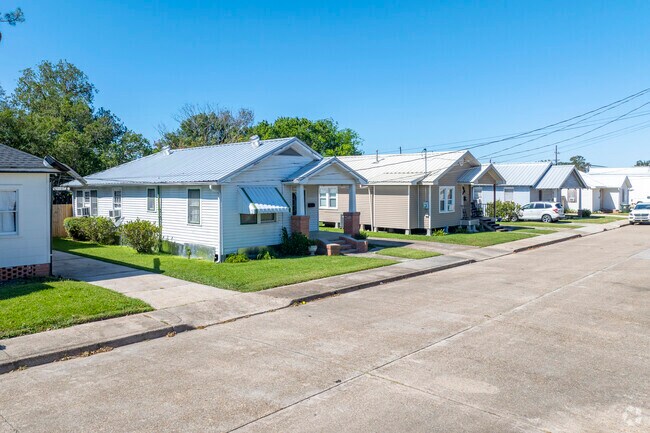 Shotgun shacks are readily available throughout Houma Heights.