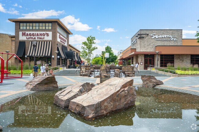 If you are looking for a bite to eat, look no further than the Columbia Mall in Hickory Ridge.