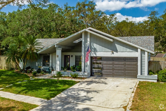 Several mid-century modern homes line the streets of Seffner.