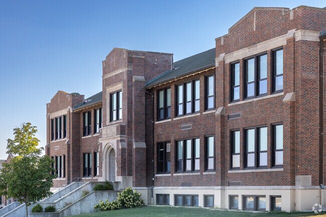Cerro Gordo Junior/Senior High School serves students in grades 6-12.