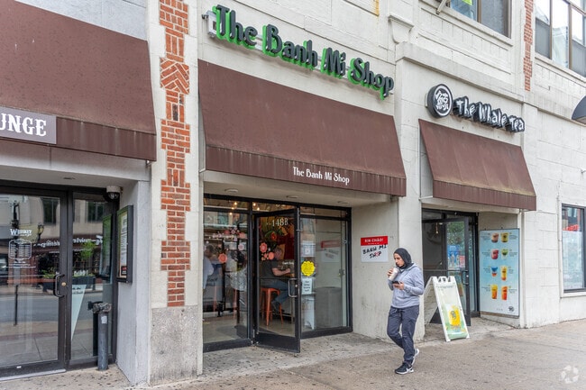 Residents of Highlands can find a variety of dining options along Mamaroneck Avenue in nearby Downtown White Plains, such as Vietnamese food at the Bahn Mi Shop.