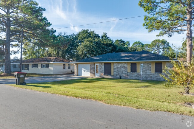 Ranch style homes are popular in the Arnould Heights, Lafayette area.