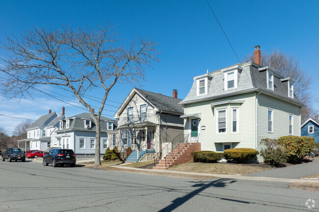A multitude of housing styles can be found all throughout the Lynnhurst neighborhood.