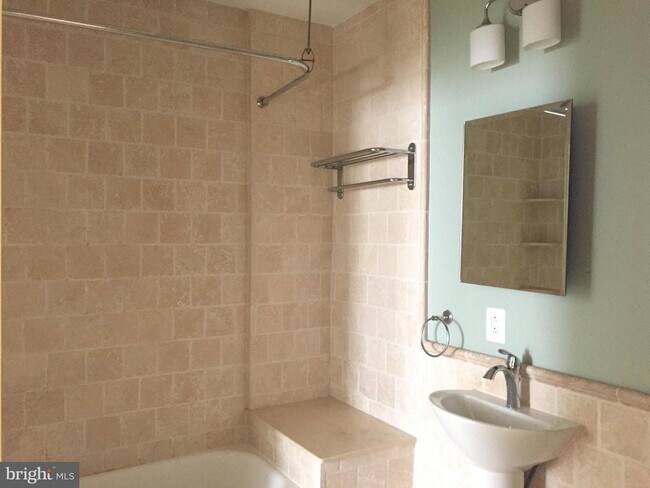 1727 S Broad St unit B, Philadelphia, PA 19148 - photo 5