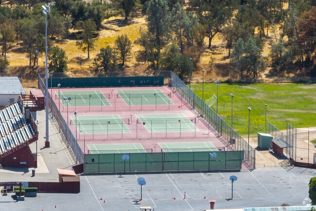There are tennis courts at Sierra Junior High in Tollhouse.