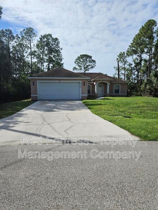 2707 26th St W, Lehigh Acres, FL 33971