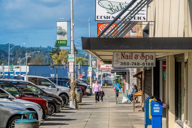 Residents enjoy strolling through Chehalis’s walkable streets lined with local businesses.