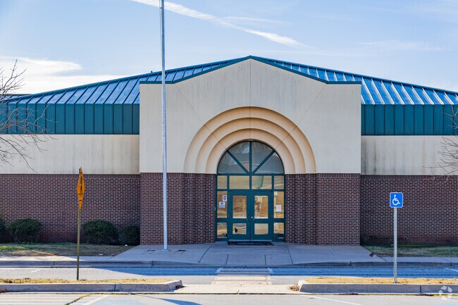 Purcell Intermediate School is a quality school located in Purcell area.