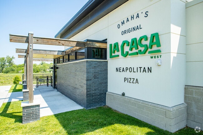 La Casa Pizzeria has some of the best food north of Spring Ridge.