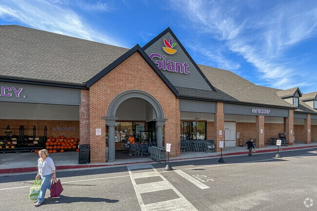 The Giant, in Dorsey's Search, provides ample food options with convenient delivery and pickup.