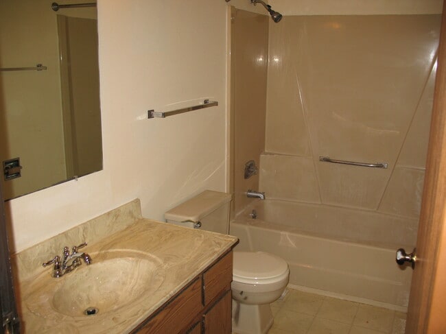 1415 N Rankin St unit Nine, Appleton, WI 54911 - photo 3