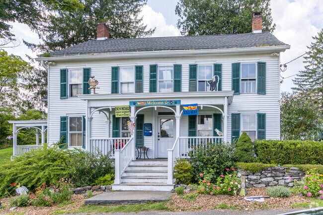 The Den of Marbletown is a local museum featuring thousands of teddy bears.