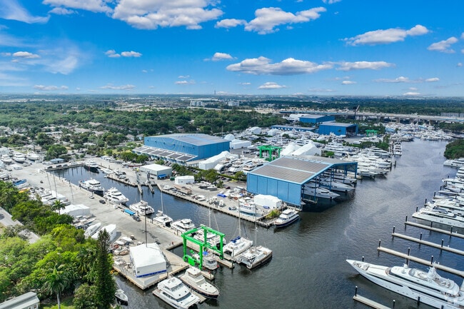 Dock your boat in the marina at River Oaks.