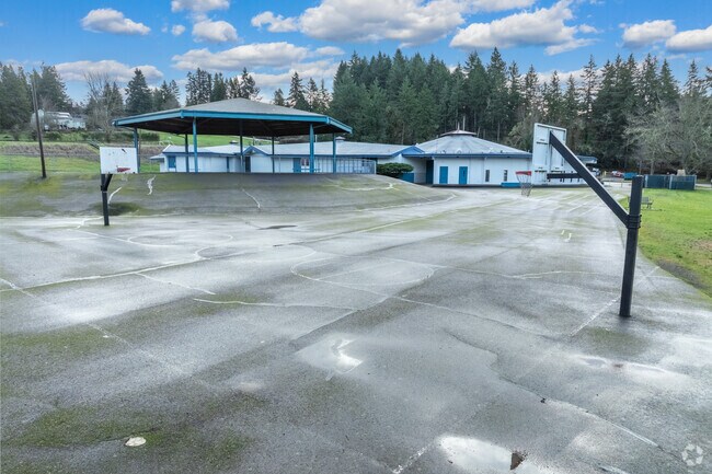 Family School Elementary has basketball courts for students to play on in Eugene.