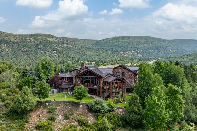 Luxury cabins in Timber Lake are close to nature and enjoy mountain views.