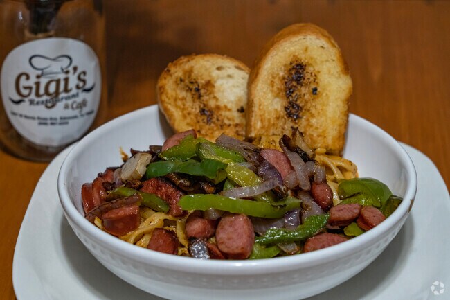 Cajun Pastat With Garlic Bread is a popular dish at Gigis Restaurant and Cafe in Edcouch.