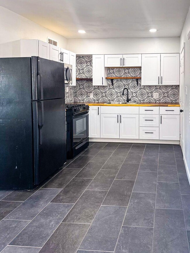 653 S Erin Ave, Tucson, AZ 85711