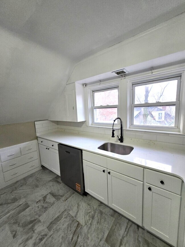 848 Smith St unit 3, Providence, RI 02908 - photo 2