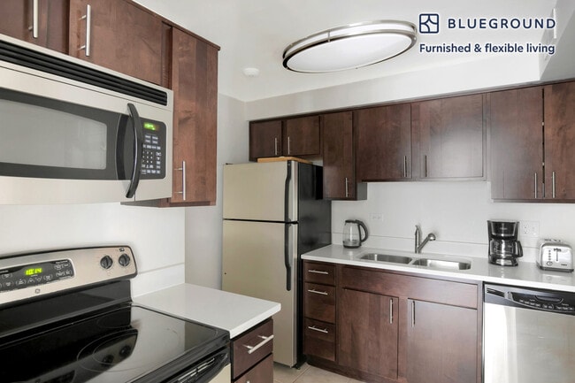 200 E Chestnut St unit FL16-ID623, Chicago, IL 60611 - photo 6