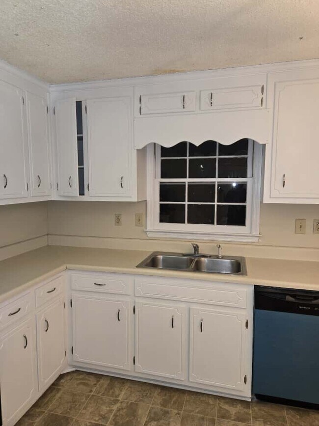Kitchen with dish washer