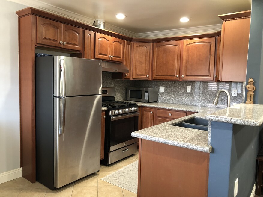 Piccadilly Manor unit 258, Lawndale, CA 90260 - photo 1