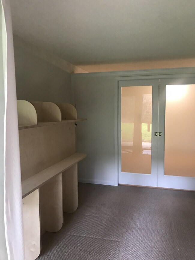 Second Bedroom - Murphy Bed