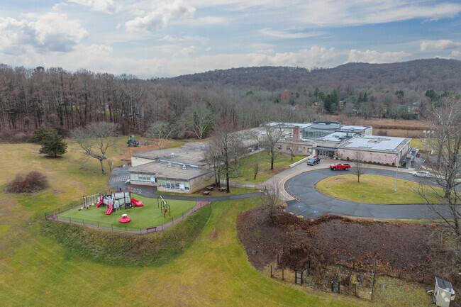 Find the Ridgebury Elementary School at 112 Bennetts Farm, Ridgefield, CT.