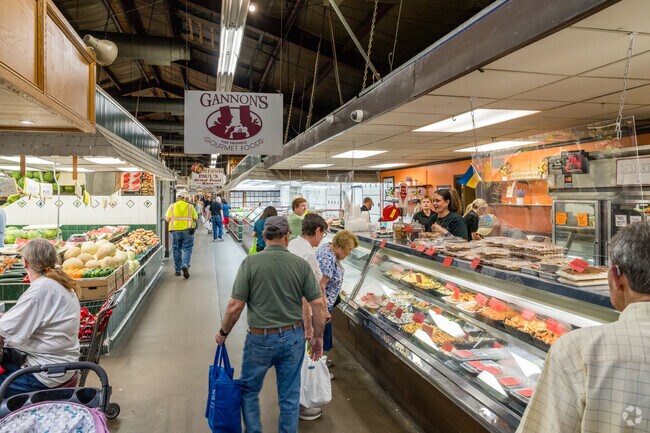 Highland Park offers other quality food options nearby at the Fairgrounds Farmers Market.