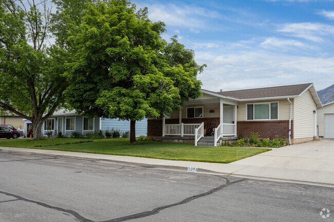 Single-story homes are found in the Windsor neighborhood.