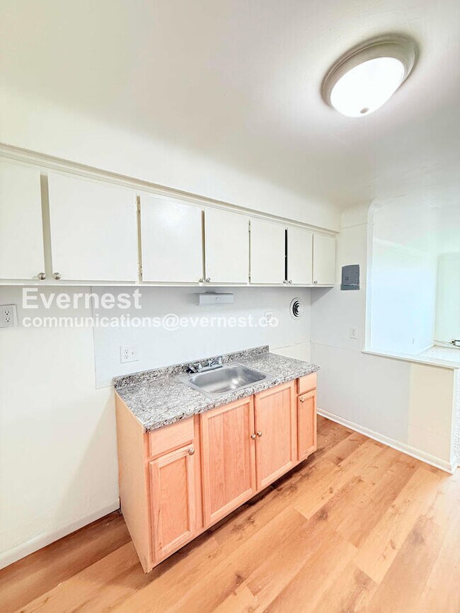 15601 Schoolcraft Rd unit 2, Detroit, MI 48227 - photo 3