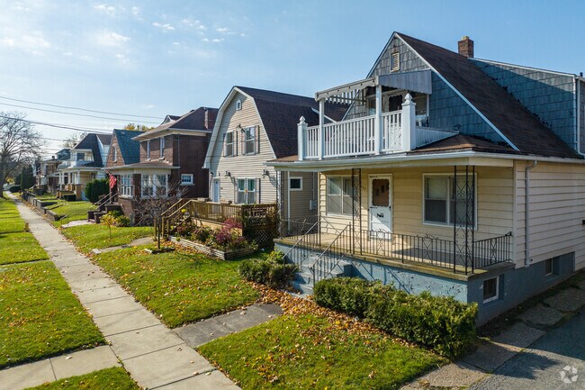 Niagara Falls has about 50,000 residents.