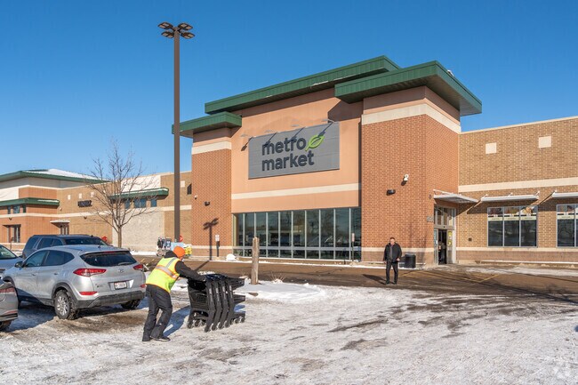 Metro Market has a wide selection of fresh foods and groceries for Shonas Highlands residents.
