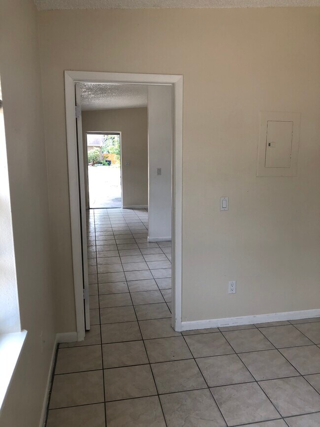 9245 A Overlook Dr unit 9245A Overlook Dr., Temple Terrace, FL 33617 - photo 4