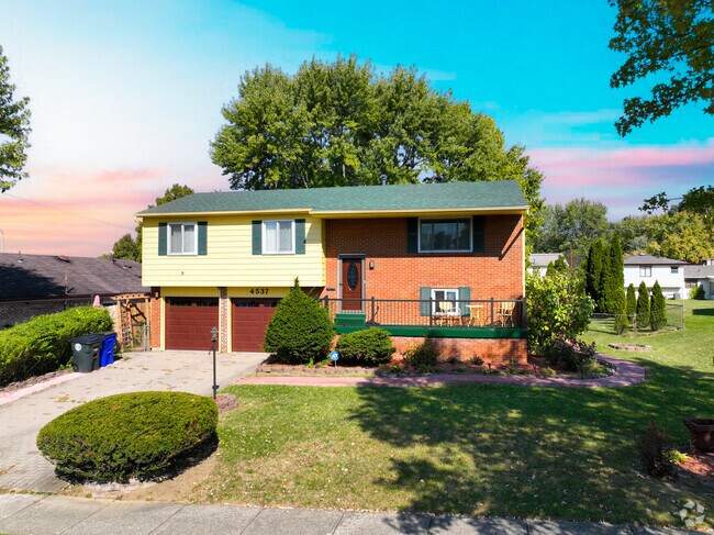 There are different colored houses on College View Dr.
