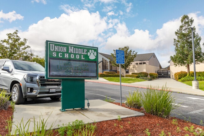 Union Middle School is a highly rated school in De Voss-Leigh.