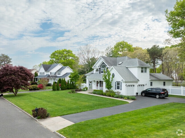 Contemporary newer construction homes encompass the western side of Ridge.