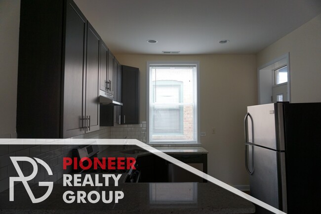 849 W Cornelia Ave unit 2, Chicago, IL 60657 - photo 3