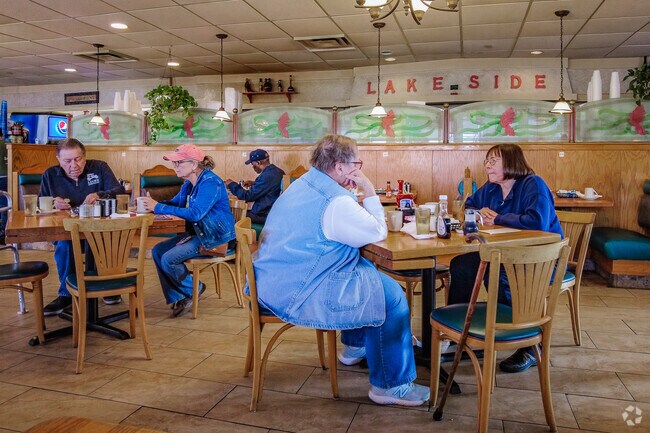 Lakeside Cafe in Fort Wayne is a great restaurant to eat with family and friends.