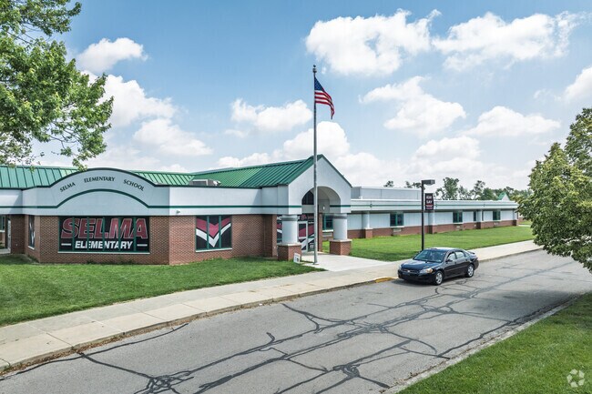 Selma Elementary School has approximately 530 students in enrollment.