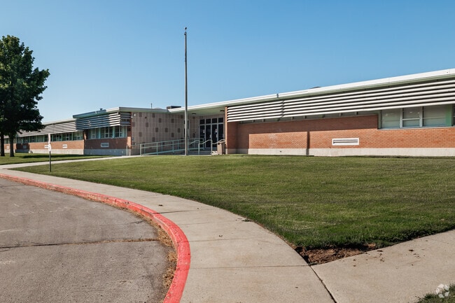 The drop-off area at the entrance of Cottonwood Elementary School.