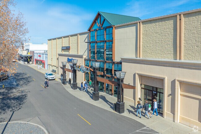 For extensive shopping, Toppenish locals take a short drive to the Valley Mall in Yakima.