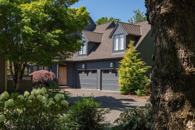 Entrance in the back views in the front in the Hayden Island Neighborhood.