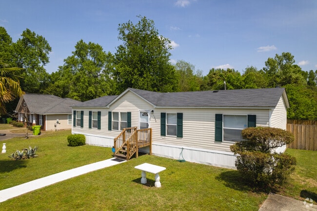 Enjoy the simplicity and warmth of mobile home living in Arthurtown.