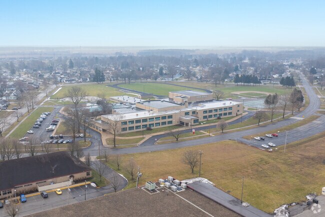 Navarre Middle School lies just off Western Ave in the heart of residential Far West Side.