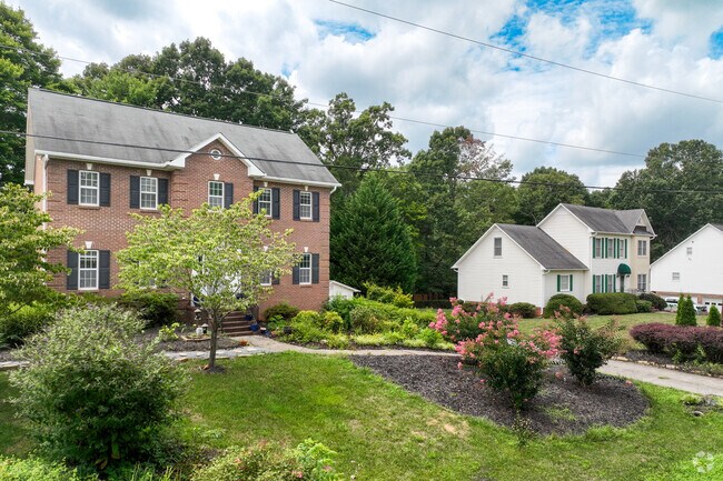 You can find traditional homes with large yards in the Moravian-Baywood neighborhood.