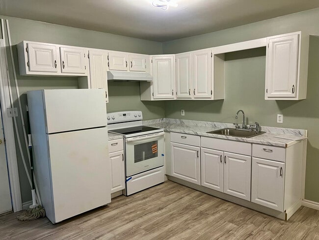 19 Bunn St unit 1 bed Upper, Amsterdam, NY 12010 - photo 4