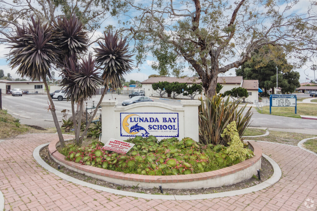 Lunada Bay Elementary School serves students in the Palos Verdes Estates community.