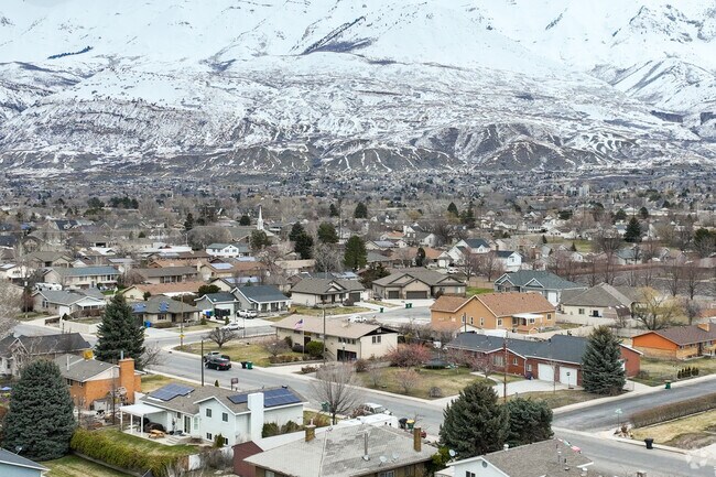 Homes and Mt Timpanogos
 in Bonneville neighborhood, Utah.