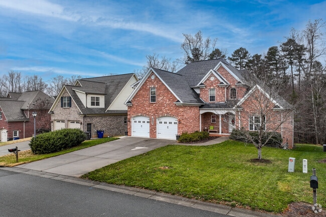 You can find large homes with well-kept lawns in the Mt Tabor neighborhood.