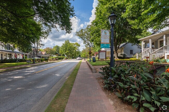 Canton Street in downtown Roswell is easy to navigate and very pedestrian-friendly.